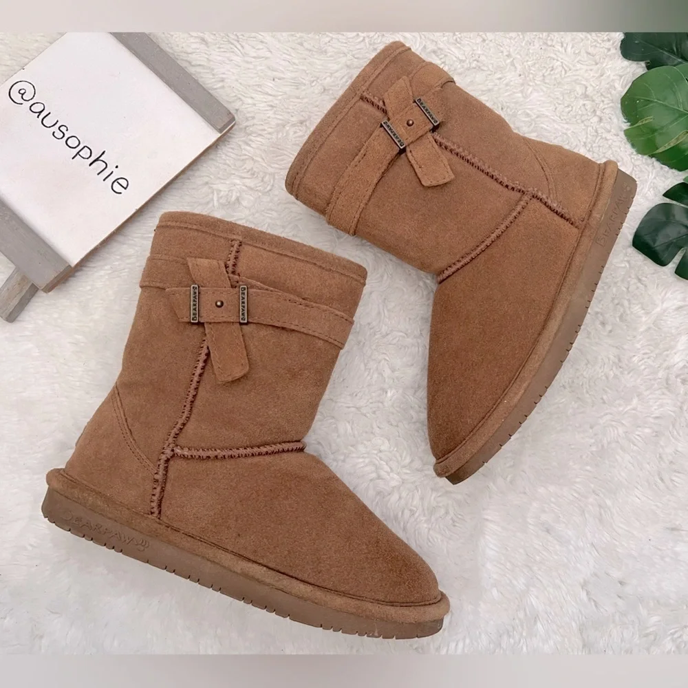 Bearpaw Girl’s Val Youth Boot in Suede Cognac. Size 2